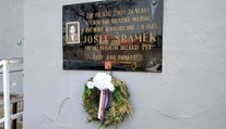 Před 78 lety začalo Pražské povstání. Pomníky padlých zdobí květiny a svíčky