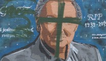 Hnus! Vandal zničil portrét Karla Gotta, obličej umělce překryl kříž!