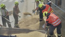 Řidič traktoru nevybral zatáčku. Obilí se rozsypalo i do jednoho z domů