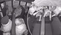 VIDEO: Autentické záběry nehody školního autobusu, děti létaly vzduchem