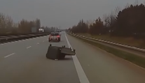 VIDEO: Špatně zajištěný gauč ohrozil dopravu. Vyletěl přímo před policii