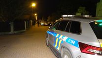 Měl pobodat kamaráda a jeho matku v  Dolních Chabrech. Trestně stíhat ho nebudou