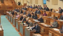 Vládní poslanci přehlasovali Senát a prosadili rozvolnění rozpočtových pravidel