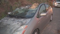 Na auto spadl obrovský balvan. Řidič vystoupil na poslední chvíli