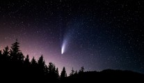 K Zemi míří jasná kometa. Mohla by být viditelná pouhým okem