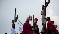 Velikonoční oslavy začaly, lidé na Filipínách se nechávají ukřižovat!