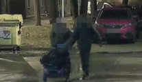 Vzali kárku a vyrazili na lup kovů. Plné vozítko ale neuniklo kamerám strážníků