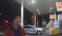 Poplival obsluhu benzínky, potom sedl opilý před policisty za volant