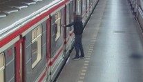 Muž si spletl soupravu metra s boxovacím pytlem. Zpacifikovala ho policie