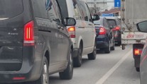 Dálnice D8 je na Prahu průjezdná jedním pruhem, havaroval tam kamion se dřevem