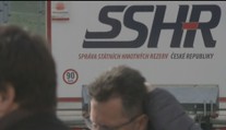 Armáda v noci rozvezla respirátory a roušky. Statisíce jich stále chybí
