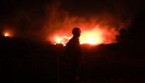 V Řecku vyhlásili stav nouze. Situace je velmi vážná, oheň se rychle šíří