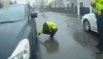 Před policií se schoval pod auto. Muž měl v Ostravě krást stroj Technických služeb
