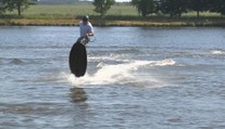 Z kola a lyží na vodní prkno. Sportovní hvězdy řádily na jetsurfech