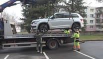 Ve městech začalo čištění ulic. Spolu s ním razantně přibývá odtažených aut