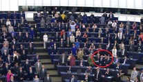 Při hymně EU se Farage a spol. otočili zády. SPD zůstala sedět