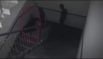 Šokující video: Dva studenty napadl na schodišti duch!