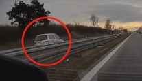 Muž se po dálnici řítil v protisměru. Policie ji musela uzavřít