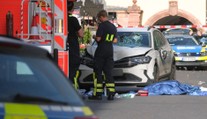 Do davu lidí v Lipsku narazilo auto. Dva mrtví a přes 20 zraněných