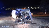 Opilý řidič ujížděl policistům, auto letělo desítky metrů a začalo hořet