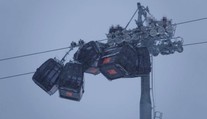 Hororová podívaná na horách: Na lanovce se srazilo pět kabinek!