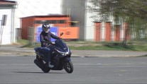Mít řidičák rozhodně nestačí. Co byste měli vědět a umět, než sednete na skútr