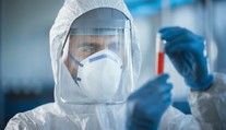 Vědci chtějí rozjet testování na nový smrtící virus. Už udeřil i v Evropě