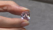 Vzácný a největší růžový diamant svého druhu bude dražen v Ženevě