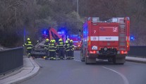 Řidič v pražských Hlubočepech převrátil auto na střechu. Nadýchal 1,5 promile