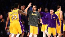 Mitchellův trojkový fičák a další triumf Utahu! Souboj titánů ovládl LeBron