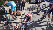 VIDEO: Cyklistického mechanika srazilo a přejelo při závodě auto!