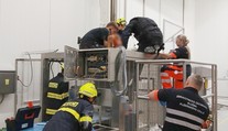 Ženě v pekárně zachytila nohy násypka na těsto. Trpěla desítky minut