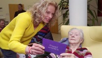 Obyčejný dopis nebo malý příspěvek. Psaní od srdce opět potěší tisíce seniorů