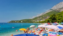 Na pláži na Makarské riviéře se situace vymkla kontrole. Turisté rozzuřeně odcházejí