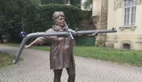Špinarová s bazukou: Socha v Ostravě je stále terčem posměchu