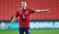 Fotbal na Letné? Jak kdybyste chodili po bramborovém poli, stěžuje si Coufal