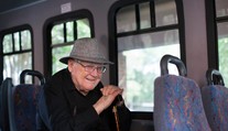Stařík jezdil vlaky a třel si tam úd před dívkami! Policie hledá oběti