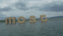 Nápis na jezeře v Mostu se stal atrakcí. Lidé na něm přes zákaz i posedávají