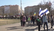 Na protestech v Praze zavlály modro-bílé vlajky. Vysvětlení, co znamenají