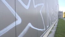 Sprejer pomaloval fasádu domu v Hradci Králové. Způsobil škodu za statisíce