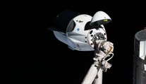 Nákladní loď přistála na ISS, přivezla astronautům vánoční dobroty i dárky