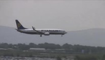 VIDEO: Letadlo Ryanairu nemohlo v Praze přistát. Ranvej blokovalo jiné letadlo