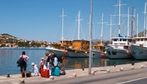 Skandál v Chorvatsku: Ochranka hotelu zbila turisty. Kopala na zemi do mladé dívky