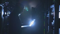 Podvodníci poslali falešné SMS zprávy tisícům lidí. Využili k tomu speciální zařízení