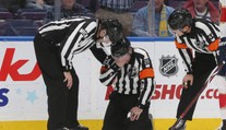 Pozoruhodný moment v NHL: Proč neplatil gól pindíkem rozhodčího?