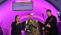 Překvapení v Kyjevě! V metru vystoupili na podporu Ukrajiny členové kapely U2