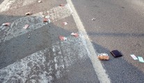 Z nadité peněženky na střeše auta létaly bankovky. Po ulici je honili strážníci
