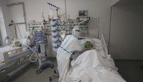 Koronavirus v Česku zabíjí stále víc mladých lidí. Přibývá i obětí ve středním věku
