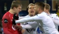 Spoluhráči v Norsku se porvali. Jeden simuloval, druhý dostal červenou