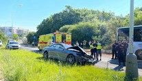 V Praze havaroval autobus s dětmi. 15 lidí se zranilo, na místě zasahovali záchranáři